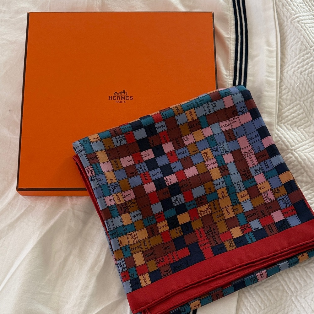 HERMES
Bolduc Au Carre Silk Scarf
